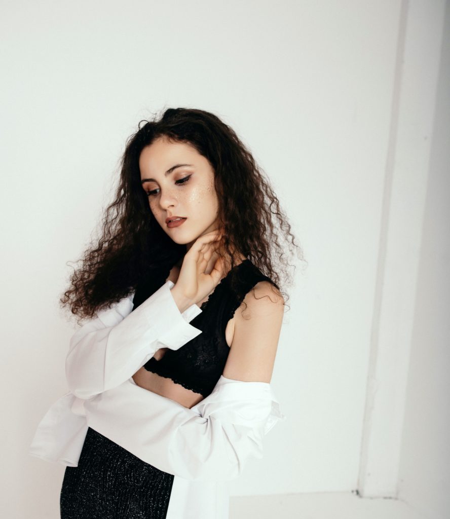 Modowe mity o białym staniku pod białą bluzkę